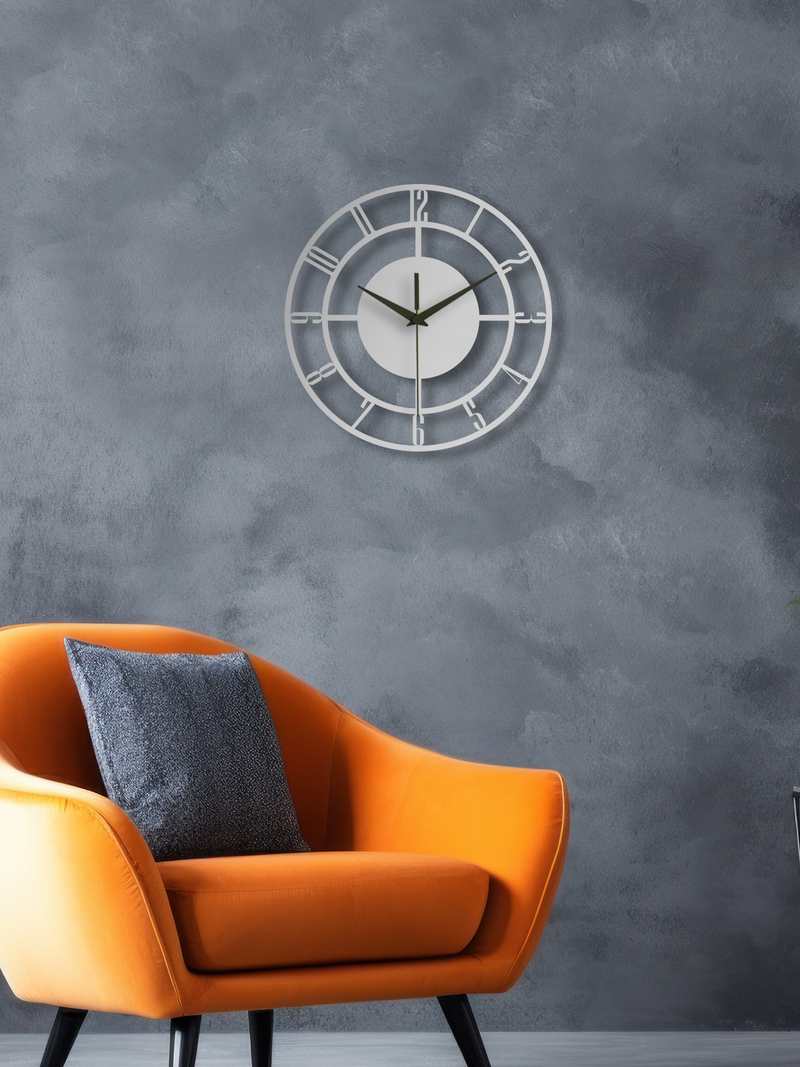 Geometrik Kesik Çizgili 4 Rakamlı Daire Metal Duvar Saati, Minimal Tasarım, Ev Ofis Hediyelik Dekor - Gümüş
