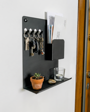 Raflı ve Cepli Magnet Alanlı Metal Anahtar Askılığı, Duvar Tipi Anahtar Organizer
